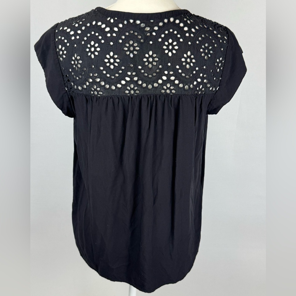 NWOT Daniel Rainn Kiara Eyelet Blouse Short Sleeves Lightweight Black Medium - Picture 6 of 8